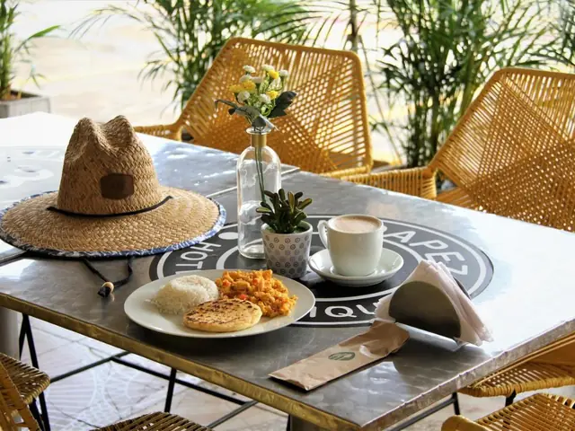 Un desayuno servido en la terraza del hotel