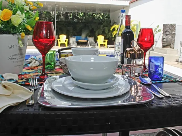 Una mesa servida junto a la piscina