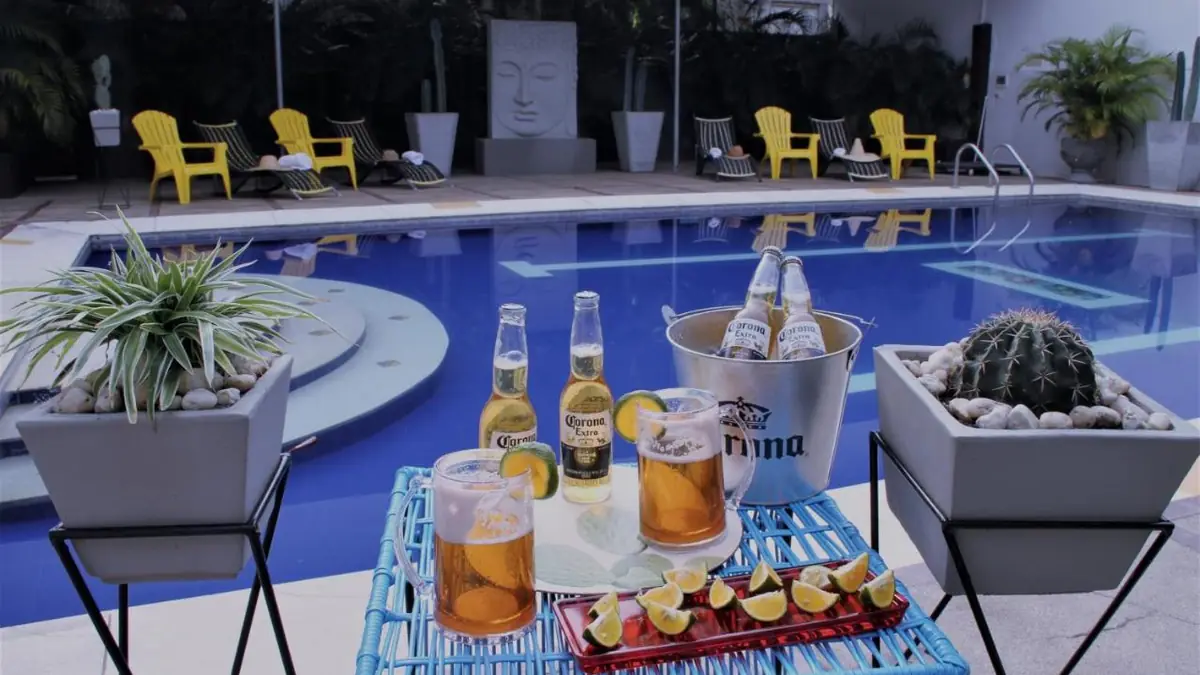 La piscina al aire libre del Hotel Boutique Budapez, con bebidas servidas