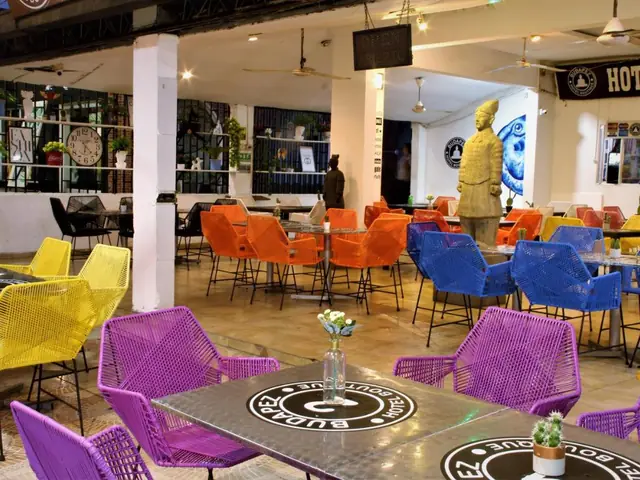 El restaurante del hotel, con sillas de colores